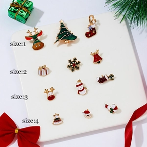 Makroaufnahme von Weihnachts-Emaille-Pin-Sets mit Rentier und Baum auf grüner Schachtel