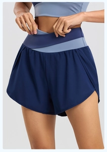 Détail de la taille haute bicolore sur un short de yoga athlétique pour femmes