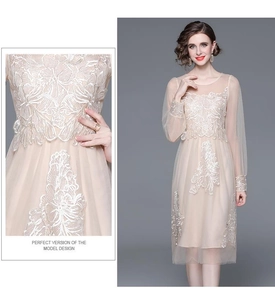 Gros plan sur la broderie en tulle champagne et les détails de la taille de la robe