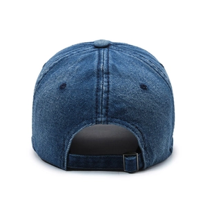 Vue arrière de casquette de baseball en denim bleu délavé avec boucle réglable en métal
