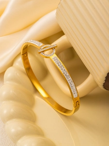 Detail eines Goldarmbands mit Asteroiden-Design und glitzerndem Zirkonia-Besatz