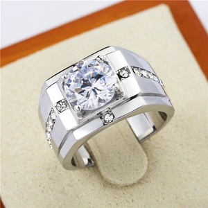 Détail d'une bague pour homme en acier titane sertie d'un zircon rond à quatre griffes