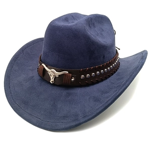 Dettaglio del cappello da cowboy blu navy in camoscio con cinturino in pelle e toro argentato