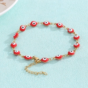 Makroansicht der roten Evil-Eye-Anhänger an einer 18K vergoldeten Edelstahlkette