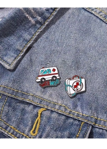 Détail des épingles ambulance et trousse médicale sur fond de tissu denim bleu