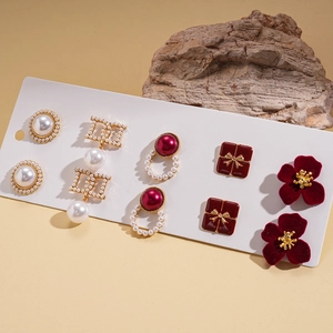 Détail du lot de 10 boucles d'oreilles avec fleurs en velours et perles d'imitation