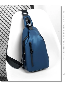 Detail der dunkelblauen wasserdichten Brusttasche mit USB-Ladeanschluss und Reißverschluss