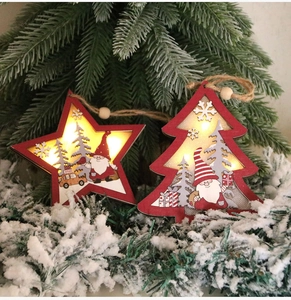 Vue détaillée de suspensions de Noël en bois à LED avec motifs de gnomes festifs