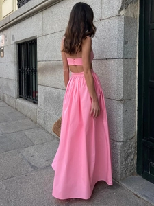 Détail du dos d'un ensemble rose avec débardeur dos nu et jupe longue taille haute