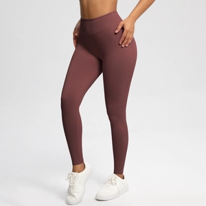 Nahaufnahme der nahtlosen High-Waist-Yogahose in Dunkelviolett mit Push-up-Effekt