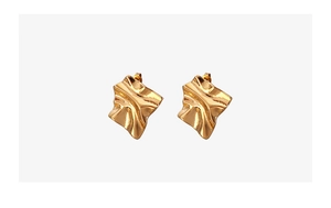 Dettaglio di orecchini placcati oro 18 carati con design a pieghe irregolari e texture