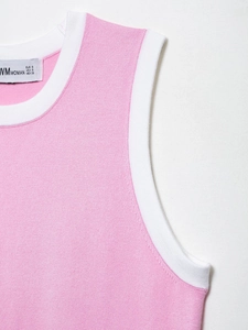 Gros plan du débardeur en maille bicolore rose et blanc avec détails du col et taille S