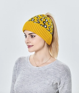 Détail d'un bonnet en tricot léopard avec une ouverture pratique pour queue de cheval