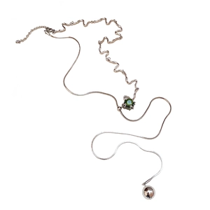 Silberne Schlangenkette mit quadratischem grünem Edelstein-Anhänger und Kugelperle