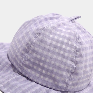 Dettaglio di un cappello pescatore traspirante a quadretti viola per l'estate