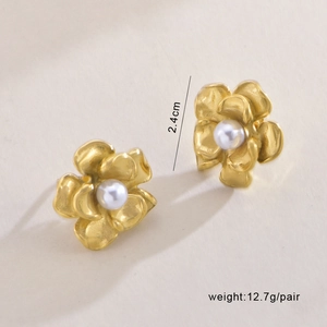 Detailed view of golden camellia earrings with pearls, size 2.4cm and weight 12.7g per pair