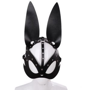 Maschera da coniglio punk in pelle nera con borchie per Halloween e cosplay
