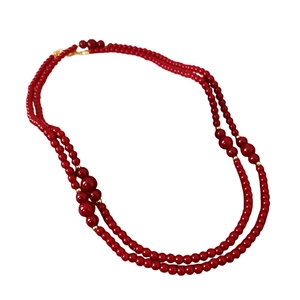 Collana a doppio strato con perle di vetro rosso scuro e accenti dorati vintage