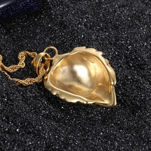 Vintage lion head pendant in gold finish with twisted rope chain for men's fashion