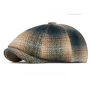 Détail de la casquette gavroche à carreaux kaki montrant le tissu en laine mélangée