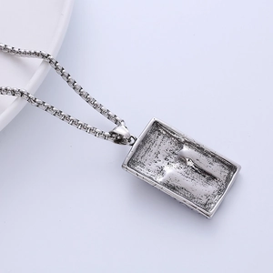 Collier avec pendentif rectangulaire en acier inoxydable vintage et texture industrielle pour homme