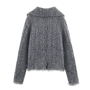Cardigan grigio in maglia a trecce con revers vintage e dettagli sfrangiati unici