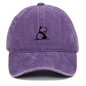 Detailaufnahme der lila gewaschenen Baumwoll-Basecap mit bestickter schwarzer Panda-Silhouette