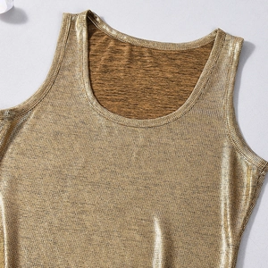 Nahaufnahme des goldenen metallischen ärmellosen Tops mit Glitzertextur und Halsausschnitt