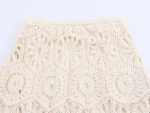 Détail de la maille crochetée fleurie sur une jupe bohème crème avec taille élastique