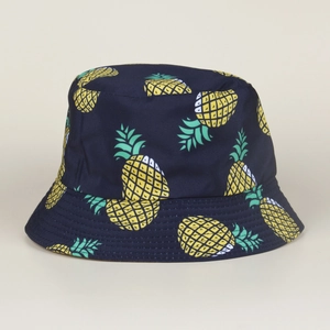 Vue détaillée d'un bob bleu marine foncé avec un motif imprimé d'ananas jaune vif.