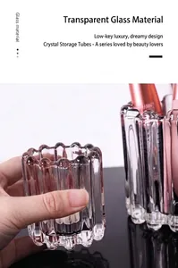 Dettaglio della trama in vetro a costine di questo lussuoso portapennelli da trucco