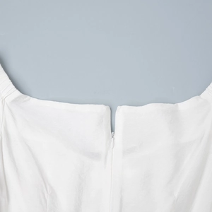 Detailaufnahme weißes Sommerkleid mit unsichtbarem Reißverschluss und gerafftem Ausschnitt