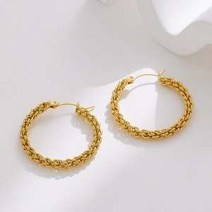Boucles d'oreilles créoles en acier inoxydable plaqué or 18k avec design torsadé chic