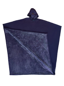 Dettaglio del poncho blu scuro con cappuccio e fodera in pile di flanella spessa e tessuto