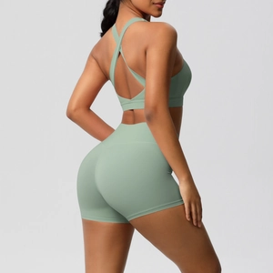 Salbeigrünes Yoga-Set mit Cross-Back-Sport-BH und formender High-Waist-Shorts