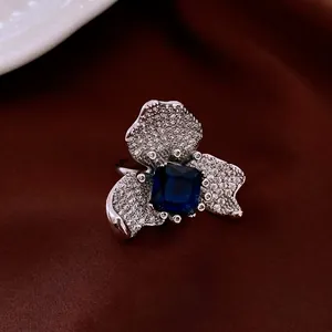Bague fleur de style vintage avec pierre bleue carrée et oxydes de zirconium blancs