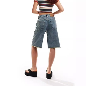 Vue arrière du short en jean ample avec poches arrières et détails d'ourlet effiloché