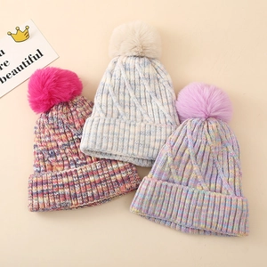 Winter-Strickmütze für Mädchen mit Zopfmuster und flauschigem Kunstpelz-Bommel