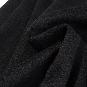 Elegante cappotto lungo nero con collo in pelliccia e cintura in tessuto strutturato