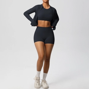 Completo yoga nero 3 pezzi con giacca a zip, reggiseno sportivo e shorts a vita alta