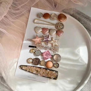 Detailed set of 8 aesthetic hair clips with pearls, resin hearts, and geometric shapes