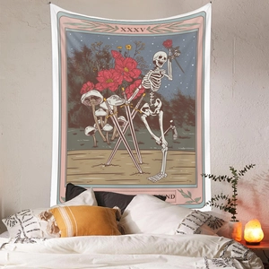 Détail d'une tapisserie tarot montrant un crâne, des roses et des champignons rétro