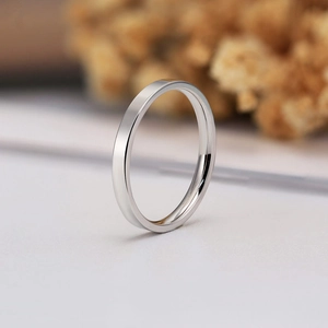 Vista macro di un anello minimalista in argento da 2 mm con finitura lucida e metallica