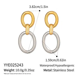 Vue détaillée de boucles d'oreilles ovales bicolores montrant la taille et le poids de 10g