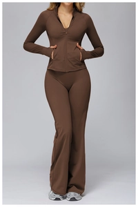 Détail de la veste de sport ajustée marron foncé et du pantalon de yoga évasé taille haute