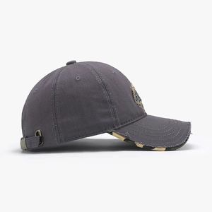 Dunkelgraue gewaschene Baseballkappe aus Baumwolle mit Vintage-Fransenschirm und Camouflage