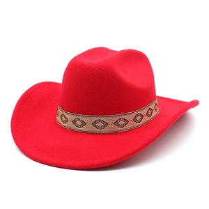 Chapeau fedora rétro en feutre rouge avec ruban brodé ethnique, vue de 45 degrés