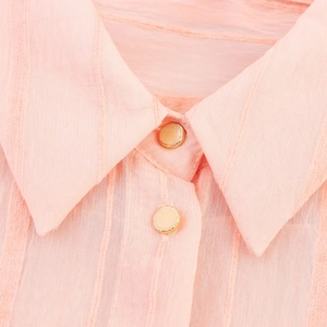 Camisa texturizada rosa para mujer con cuello de solapa y botones dorados elegantes