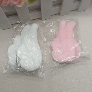 Detail von rosa und weißen Plüsch-Engelsflügel-Haarspangen mit Metall-Entenschnabelclips