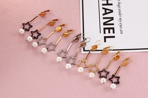 Détail de boucles d'oreilles pendantes étoile avec perles en plusieurs finitions